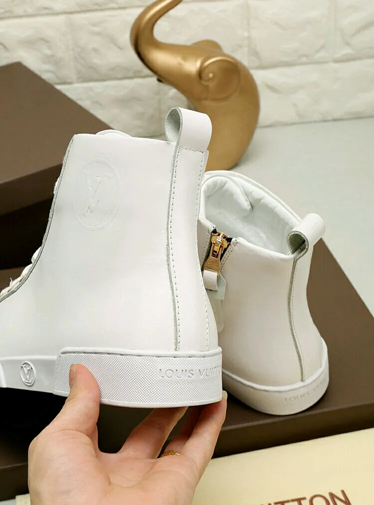 Factory price: 440💰 LV’s new men’s boots are on the market, the Korean version has a zipper design on the inside! The latest color combination in the L classic series! Original 1:1 exclusive molded custom model👍👍👍Simple and generous, super versatile, comfortable and highly fitting, exclusive🚇️Upper: imported top-quality fine cowhide fabric, lining: custom soft sheepskin, high-density rubber outsole🏆🏆🏆Welcome all sellers to sell in the picture above, one piece can be shipped on behalf of the customer, code number 38-44 (45 code can be customized)